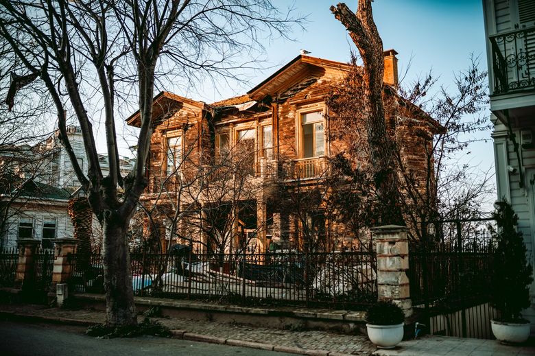 Какие плюсы и минусы дома из клееного бруса для круглогодичного проживания в