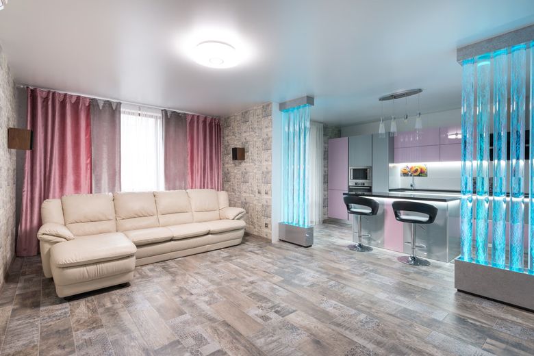 С какими материалами и фактурами сочетается пепельно-розовый в интерьере?