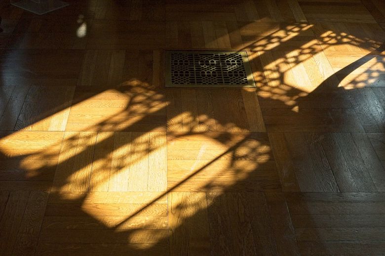 Нужна ли звукоизоляция пола под паркет, если в доме бетонные перекрытия?